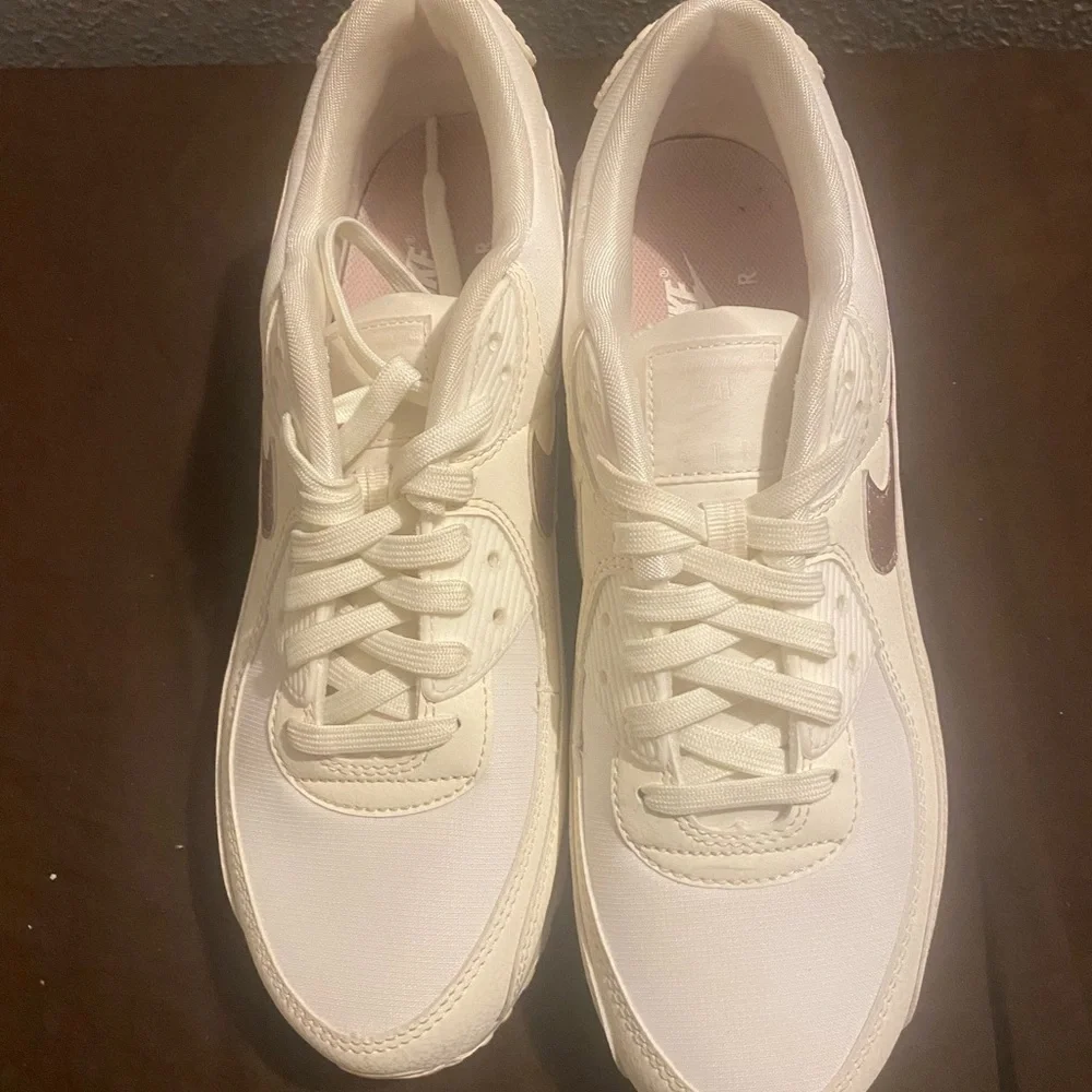 Air Max 90 Sail Pink Oxford fits men size 10.5 New and Authentic